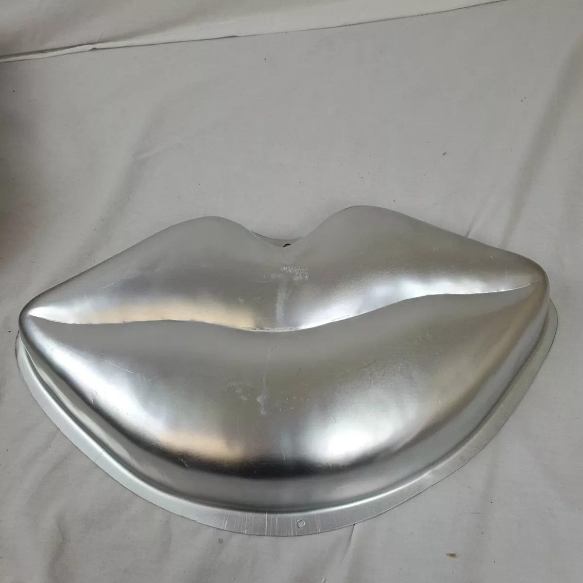 Lips hot sale cake pan