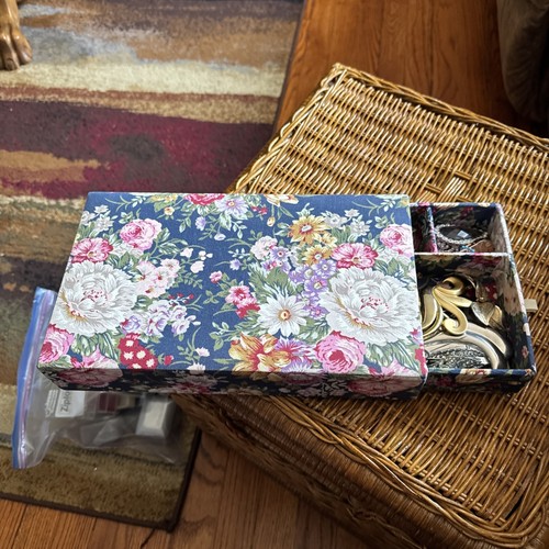 VTG FABRIC COVERED JEWELRY BOX w/Removable TRAY full Of Costume Jewelry - Picture 8 of 8
