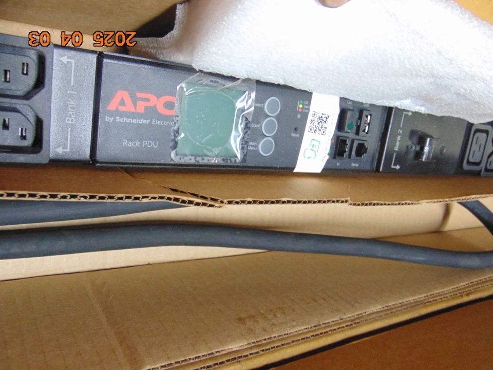 1 APC AP8853 Metered Rack PDU 230V 32A  Power Distribution - Image 4 of 4