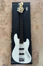 SQUIER DELUXE JAZZ BASS 5 CUERDAS V ACTIVE CON MALETA