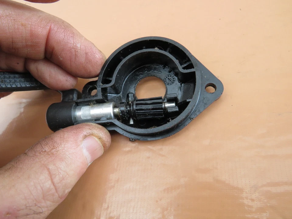 Jonsered CS 2238S Chainsaw OEM Oil Pump 530-057935 - Image 3 of 4