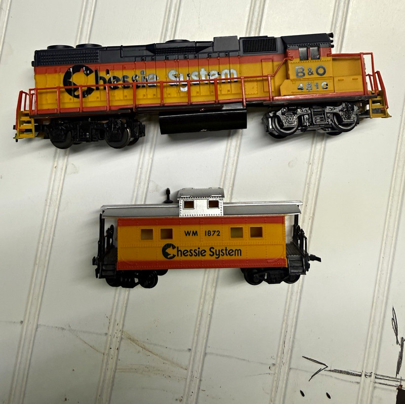 Life-Like HO Chessie System B&O 4810 EMD Diesel Locomotive w/ WM 1872 Caboose