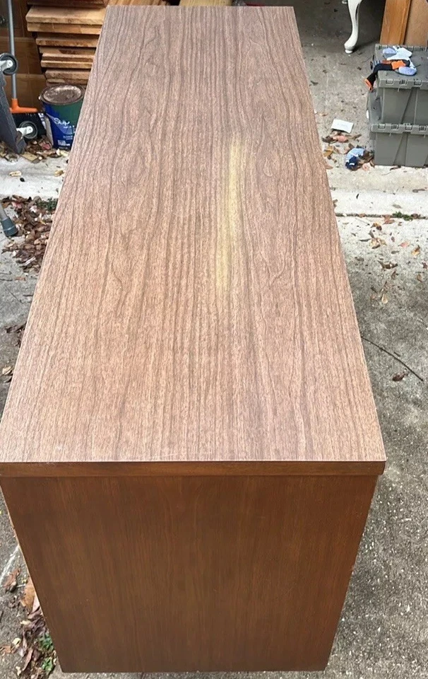 Cómoda moderna de mediados de siglo con 6 cajones. Madera y fórmica. 32”x52”x18” Foto 2 de 4