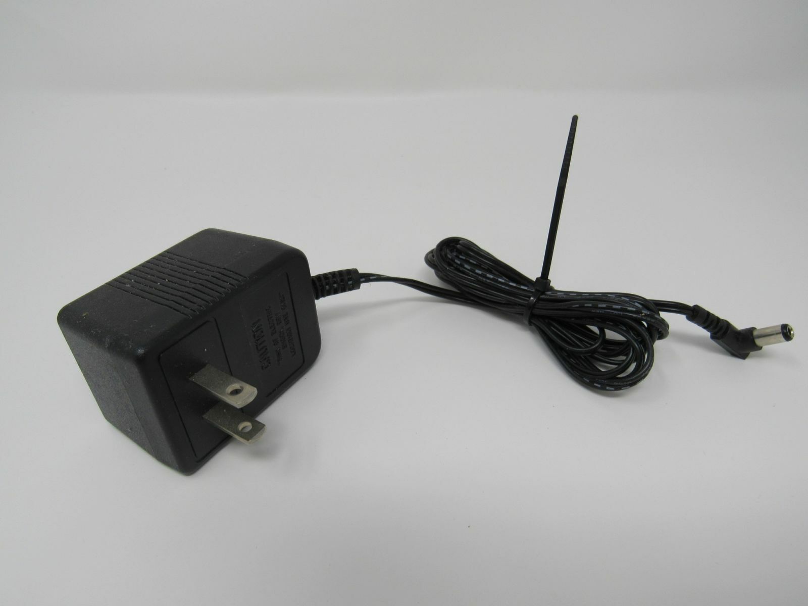 Standard AC Adapter Output 9V DC Input 120 AC 60Hz 8W MW35-0900300