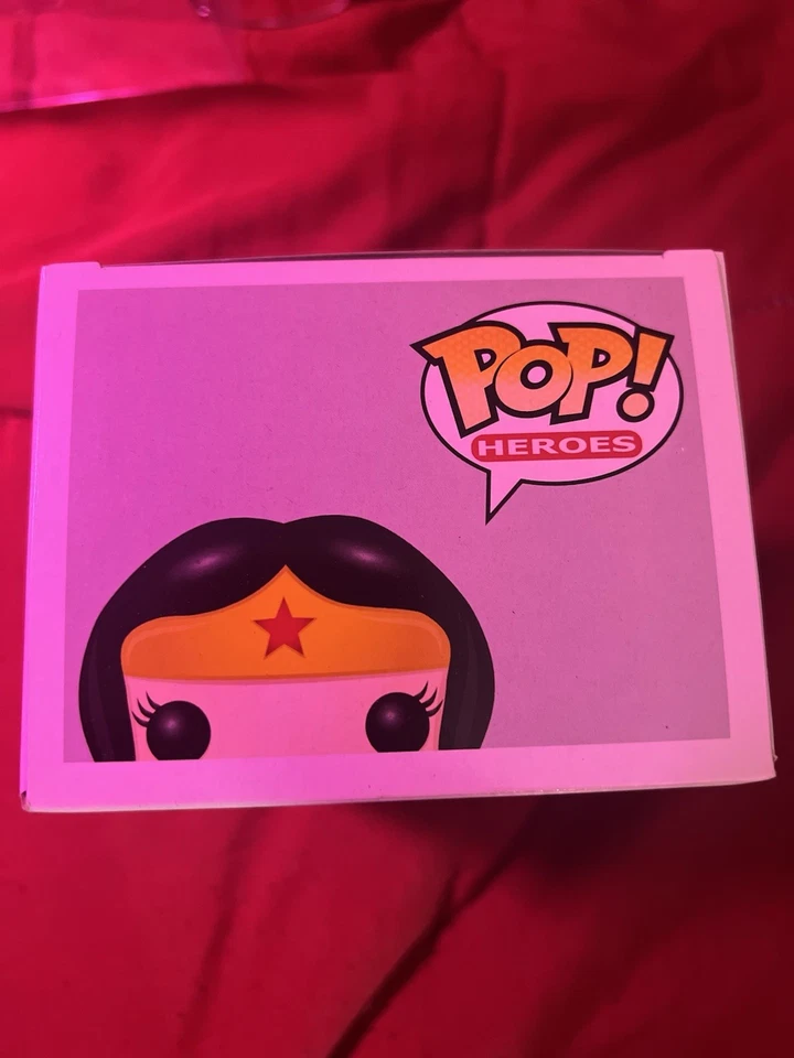 Funko Pop Toy Tokyo #08 Edição Limitada Mulher Maravilha, Assinado por Lynda Carter - Imagem 4 de 4