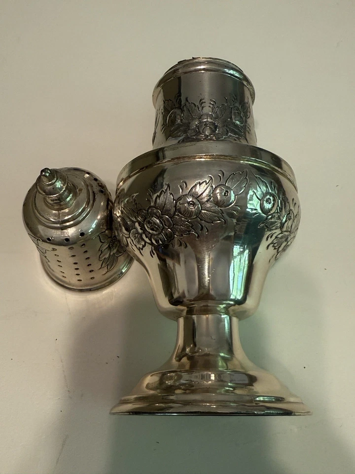 "Antigua coctelera de azúcar con forma de balaustre de placa plateada de 8,5"" de alto motivo floral" Foto 3 de 4