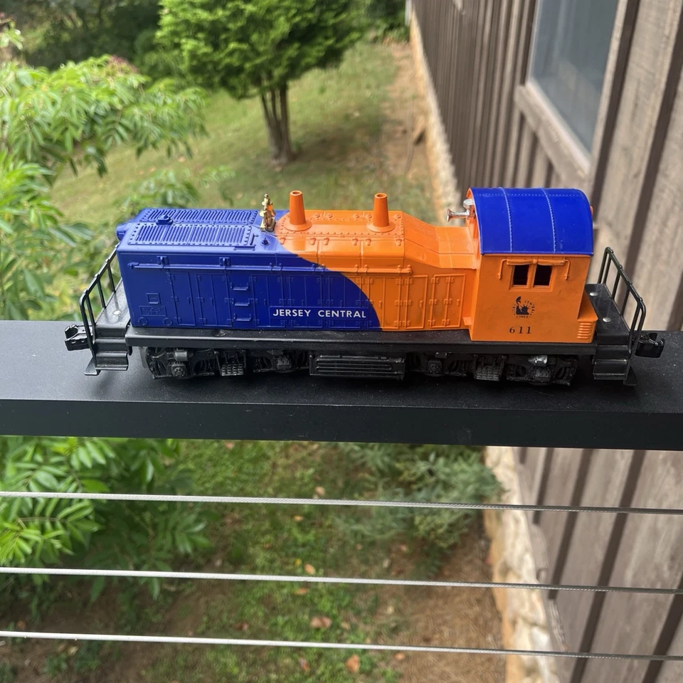 LIONEL TRAINS No. 611 Jersey Central Diesel Switcher - Blue/Orange - Image 3 of 4