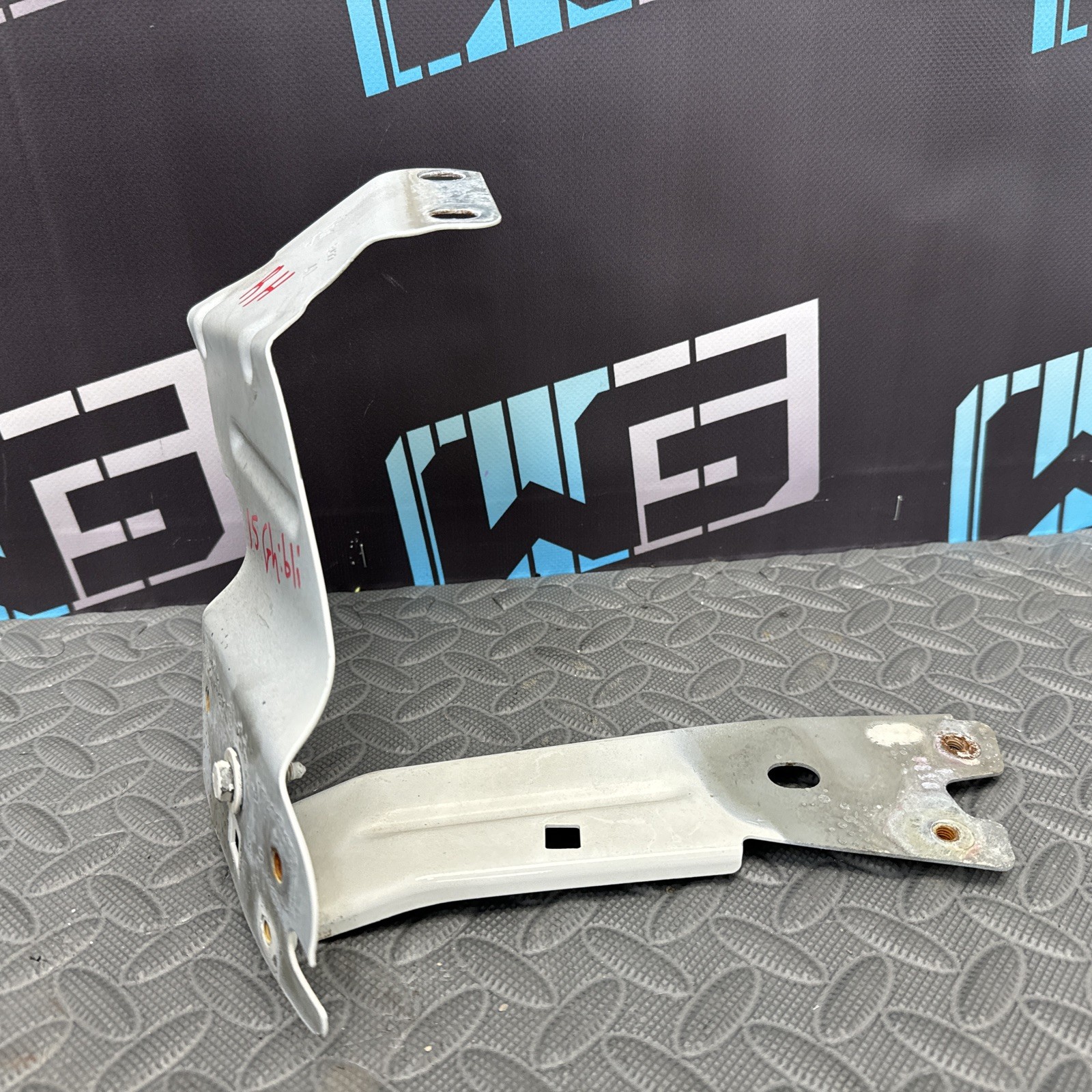 OEM 2014-2021 MASERATI GHIBLI FRONT RIGHT FENDER LOWER MOUNT SUPPORT BRACKET
