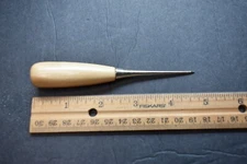 1  Light  Colored  Wooden Handle Bodkin Needle for Fly Tying or Crafts