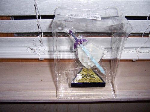 Culturefly The Legend of Zelda Figure Master Sword + Hylian Shield Statue AS PIC - Picture 3 of 12