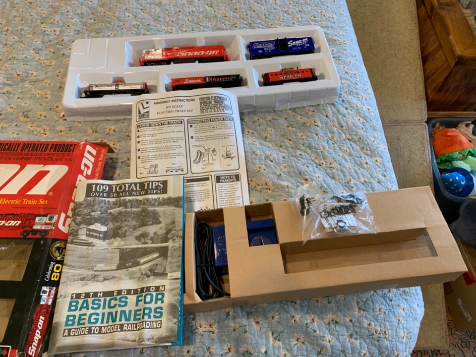 Snap On HO electric train set vintage 80th anniversary edition no 8877 - Image 4 of 4