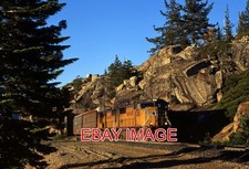 PHOTO USA RAILWAY UP 4304 AUTO-RACKS AT TUNNEL 35 YUBA GAP. 12 JUNE 2004