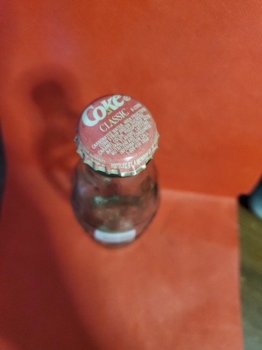 Vintage 2001 Hobbleskirt geprägte Coca Cola 8 Unzen Flasche hergestellt in Boston MA mit Kappe - Bild 6 von 7