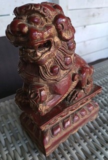 Ancien chien de fo fu en bois laqué rouge et or Déco Chine China old dog