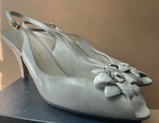 VTG Lt grey Bruno Magli peep toe slingbacks w-flower detail. 8.5N. Never worn 