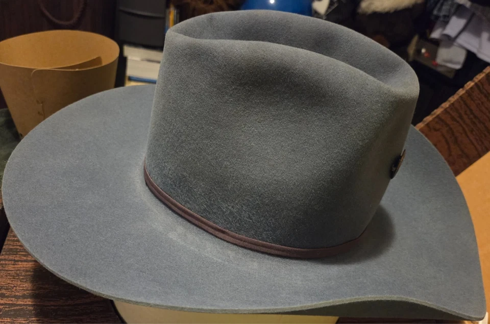 Sombrero de Vaquero de Fieltro Bailey Regal de Colección con Pin de Corazón y Plumas en Caja Original Foto 4 de 4