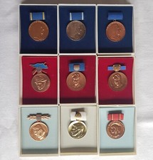 Konvolut DDR Abzeichen Medaillen Pestalozzi Artur Becker FDJ ... im Etui  #004