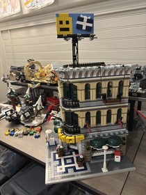 LEGO Set 10211 Grand Emporium w/ Instructions & Minifigures - Complete (no box)