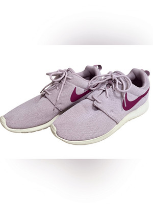 The Nike Roshe One Women's Shoe size 9; Plum Chalk/True Berry/Light Cream