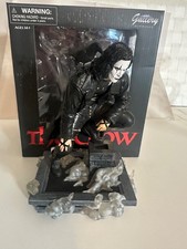 The Crow Rooftop Gallery Diamond Select Diorama Statue