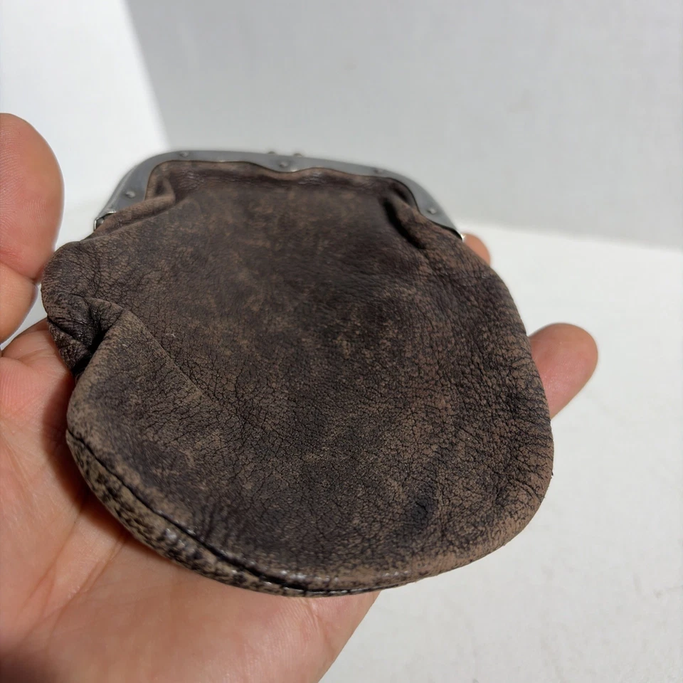 Monedero vintage de cuero marrón envejecido con doble broche de beso Foto 3 de 4