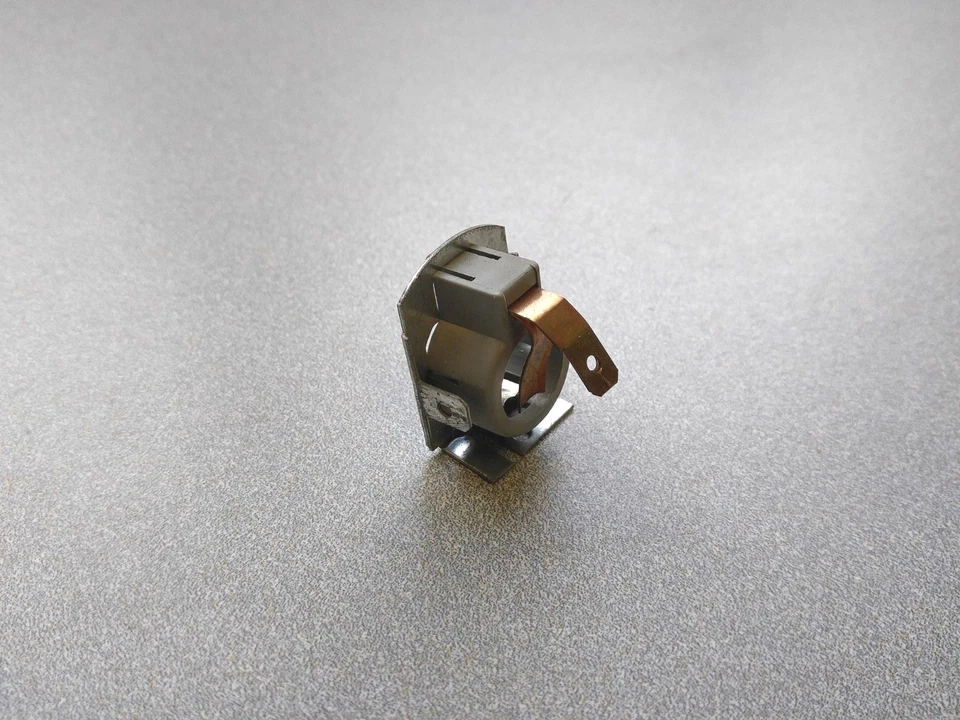 MUY BONITO SOPORTE BOMBILLA MARCADOR LATERAL ORIGINAL USADO ORIGINAL PORSCHE 944 Foto 4 de 4