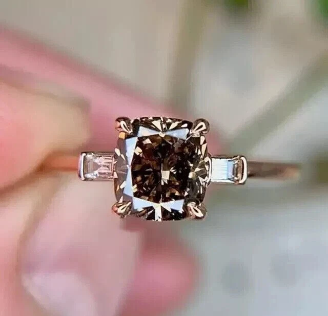 Anillo de compromiso de 2 quilates con cojín de diamantes de chocolate creado en laboratorio acabado de oro rosa de 14 quilates Foto 2 de 3