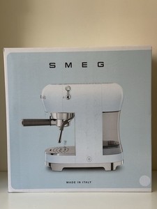 SMEG ECF02WHUK 50er Retro Style Manuelle Pumpe Espresso Kaffeemaschine - Weiß