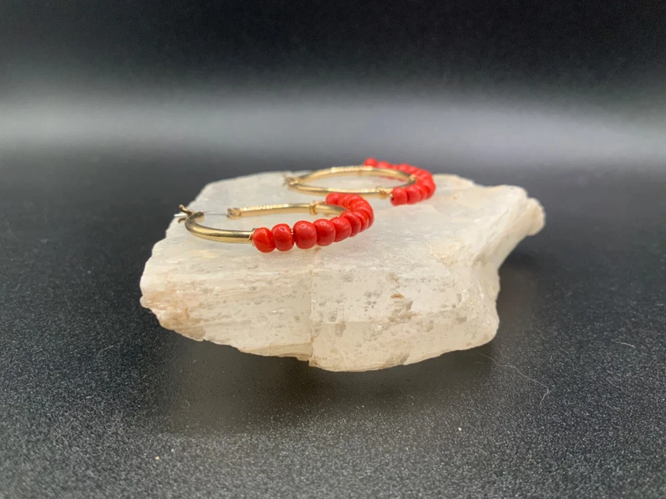 Pendientes de aro colgantes circulares tono dorado con cuentas de acento de coral rojo elegantes Foto 4 de 4