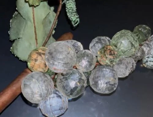 Aglomerado de uvas vintage acrílico MCM transparente com haste - aproximadamente 5 1/2” - Imagem 3 de 4