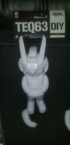 TEQ63 HÁGALO USTED MISMO BLANCO 6 PULGADAS por Quiccs x Martian Toys ¡FIRMADO! SOLO 100 HECHOS - Imagen 7 de 10