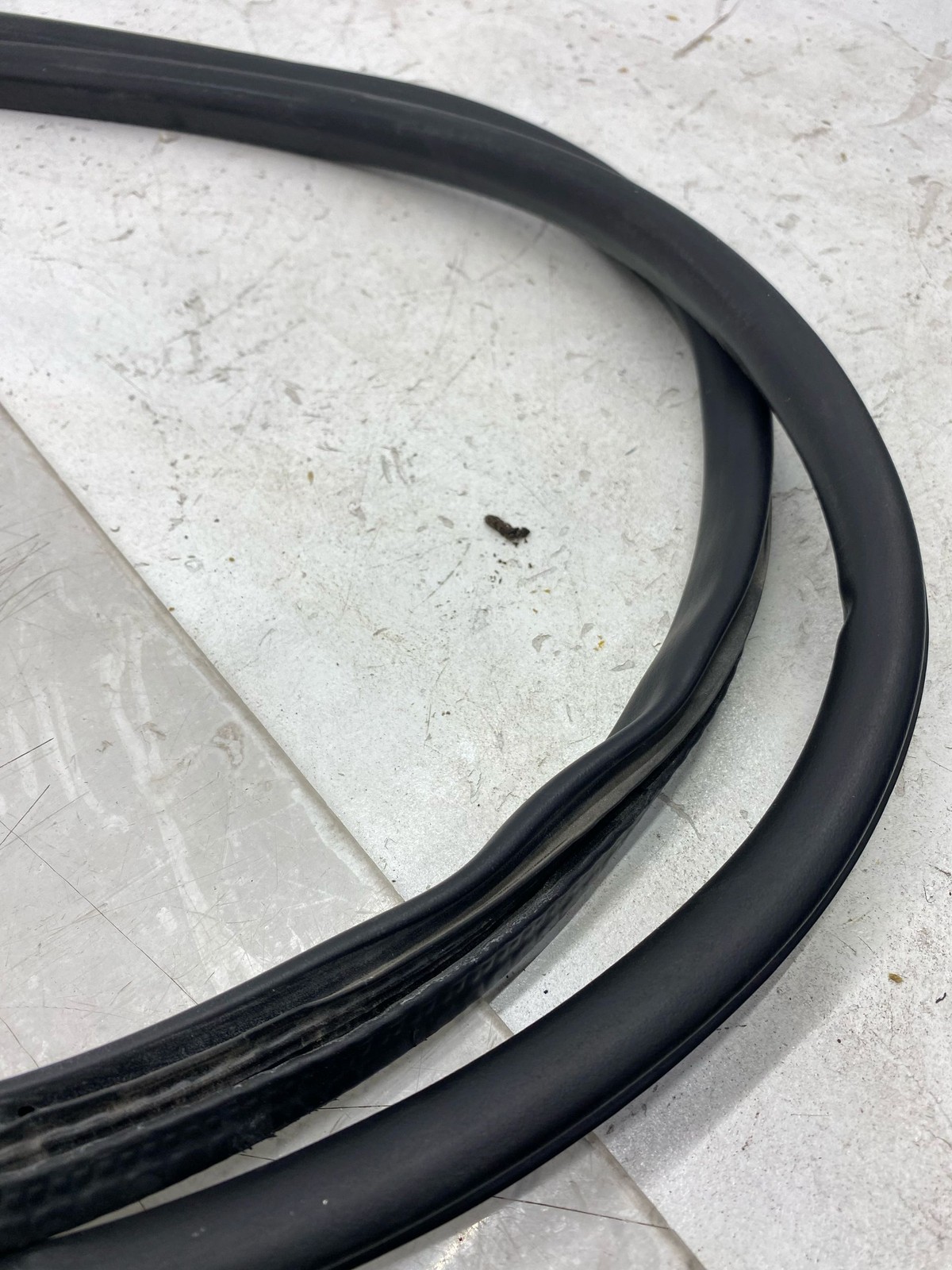 2010-2020 BENTLEY MULSANNE OEM FRONT HOOD ENGINE BAY WEATHERSTRIP SEAL 3Y0823707