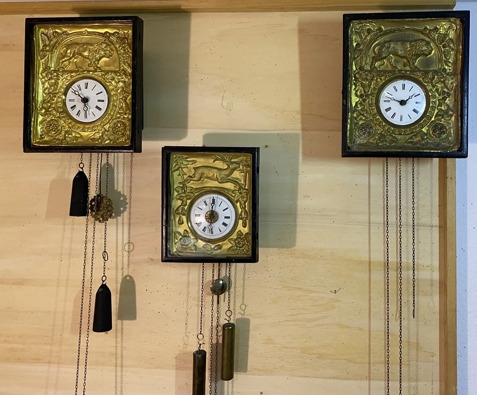 3 Antike originale Schwarzwälder Rahmenuhren 3 Stück Konvolut Löwen + Hirsch - Bild 2 von 4