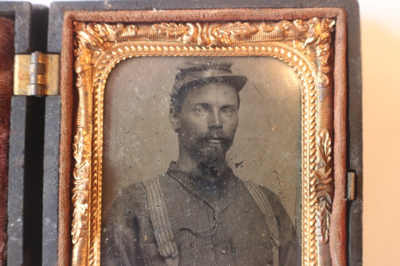 ANTIQUE CIVIL WAR ERA PICTURE & VERY COOL CASE