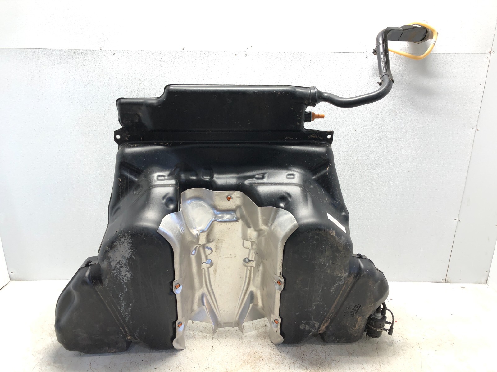 2014-2018 BENTLEY FLYING SPUR FUEL TANK GAS TANK RESERVOIR W/ FILLER NECK OEM.