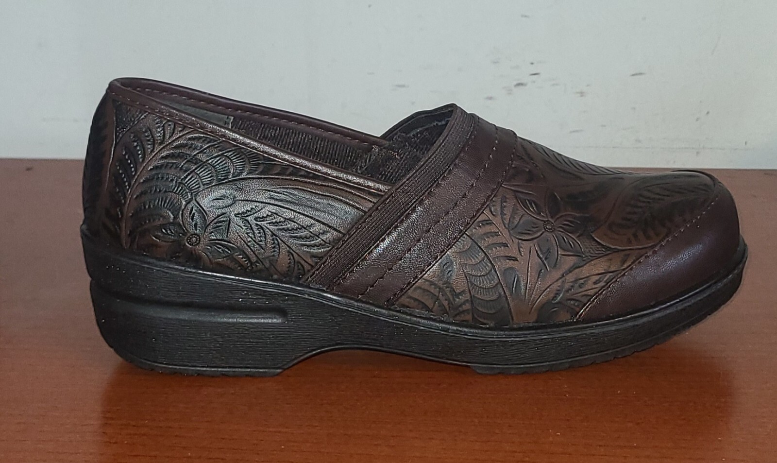 Easy Street Women’s Shoes 8.5M Brown Leather Clogs Embossed Slip-On