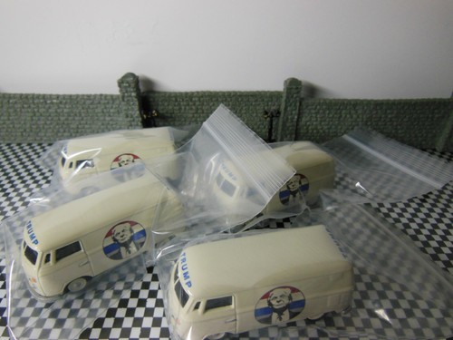 ONE JOHNNY LIGHTNING / DONALD TRUMP / 1964 VOLKSWAGEN VAN / 1/64 Scale - Picture 11 of 11