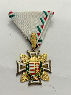 HUNGARIAN VETERANS MERIT CROSS MEDAL HOLY CROWN COAT OF ARMS