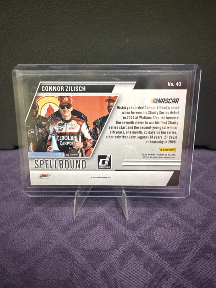 2025 Panini Donruss Nascar - Spellbound Connor Zilisch #40 Purple Ice /149 "H" Foto 2 de 3