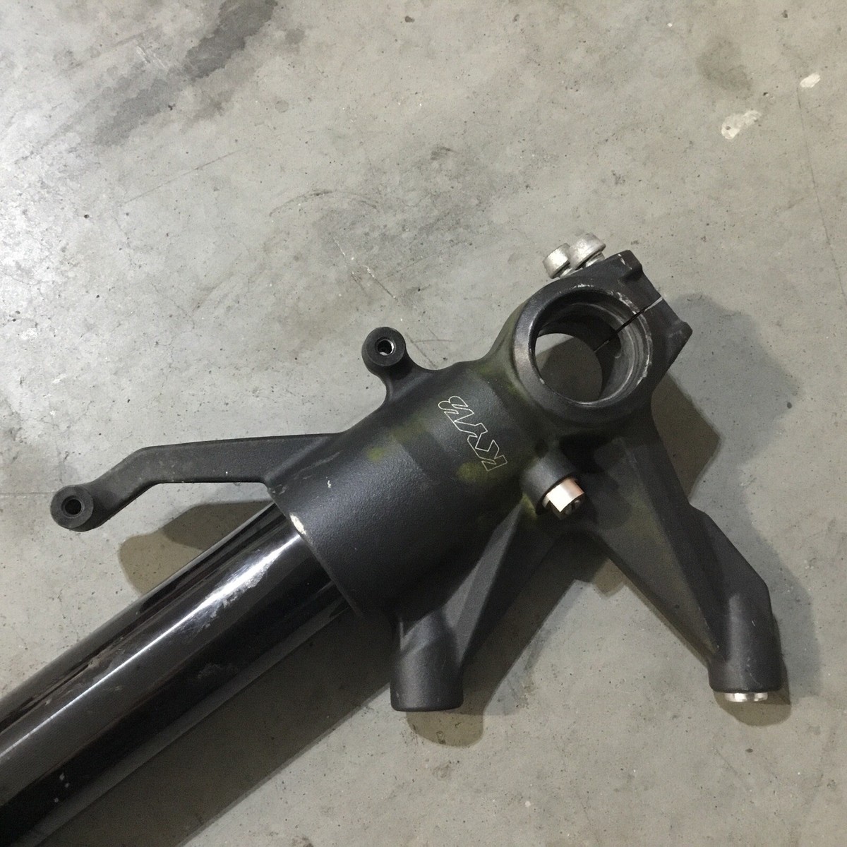 08-10 KAWASAKI ZX10R RIGHT FORK SUSPENSION 44071-5077 BENT | eBay