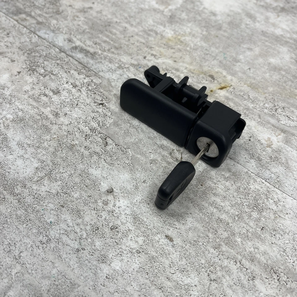 Guantera Mitsubishi Eclipse 2000-2003 cierre negro con llave Foto 2 de 4