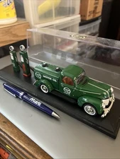 QUAKER STATE MOTOR OIL FORD PICKUP TRUCK / GAS PUMPS WITH DISPLAY CASE