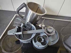 Thermomix TM5 Mixtopf mit Spatel, Schmetterling & Garkörbchen.