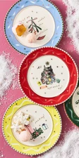 ANTHROPOLOGIE CAROLINE HOLIDAY PLATES SET 3 CHRISTMAS MISTLETOE CAT PRESENTS NEW