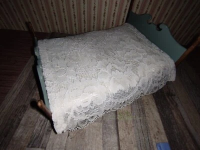 STEFFI´S PUPPENSTÜBCHEN Tagesdecke Bettdecke Weiße Spitze - Miniatur für Puppenhaus Puppenstube 1:12 (6)