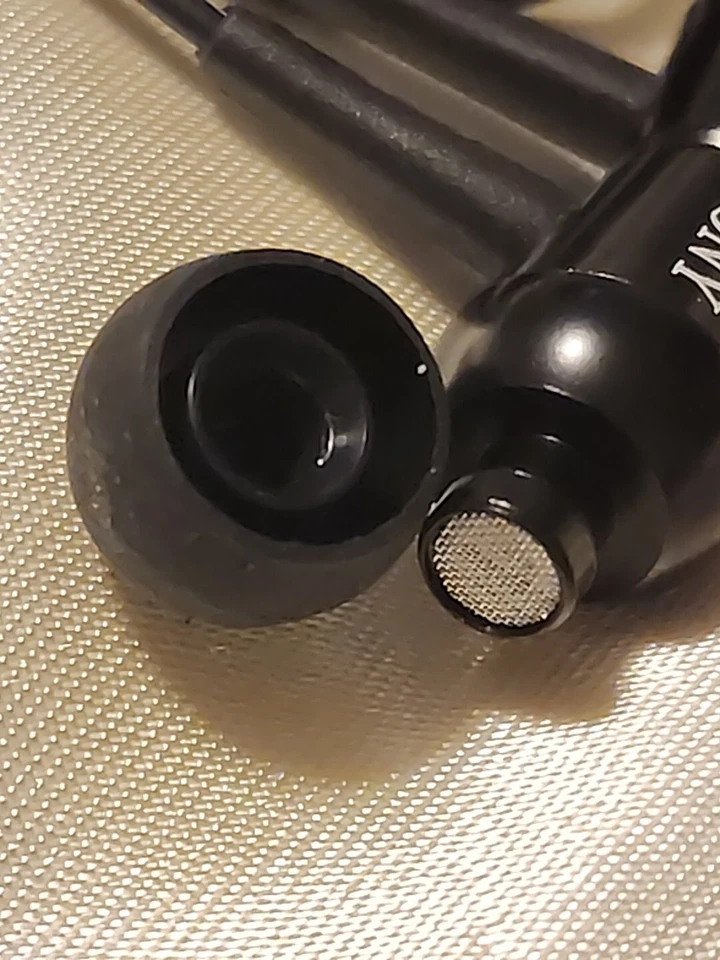 4 auriculares magnéticos intrauditivos Sony con control de reproducción y pausa MDR-EX750 Foto 3 de 4