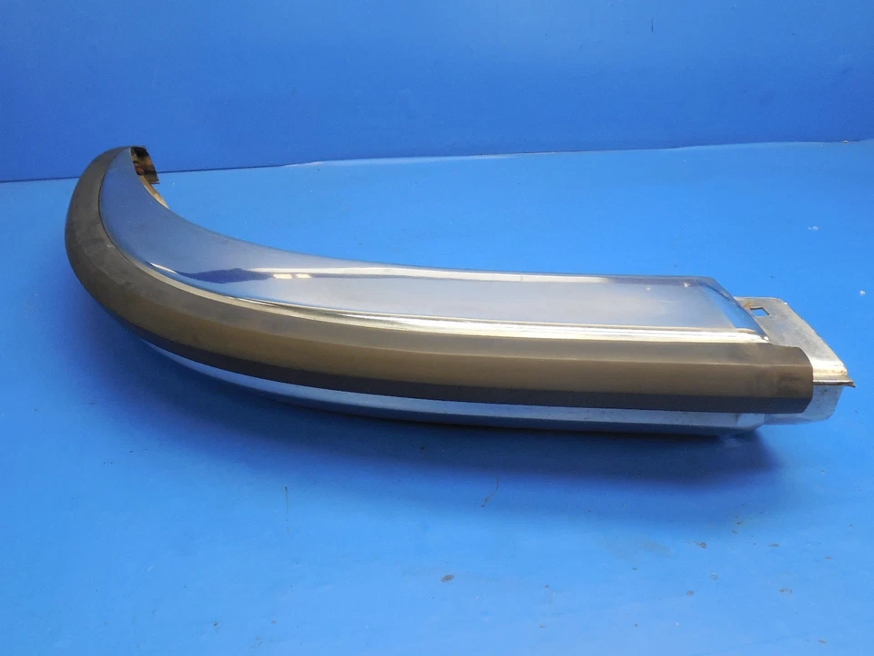 BMW E3 Bavaria (1969-1973) OEM parachoques delantero pieza lateral derecha pieza # 51111803660 Foto 2 de 4