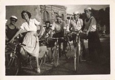 ANCIENNE PHOTOGRAPHIE 1950 A ARGELES PO 66 PETIT GROUPE A VÉLO