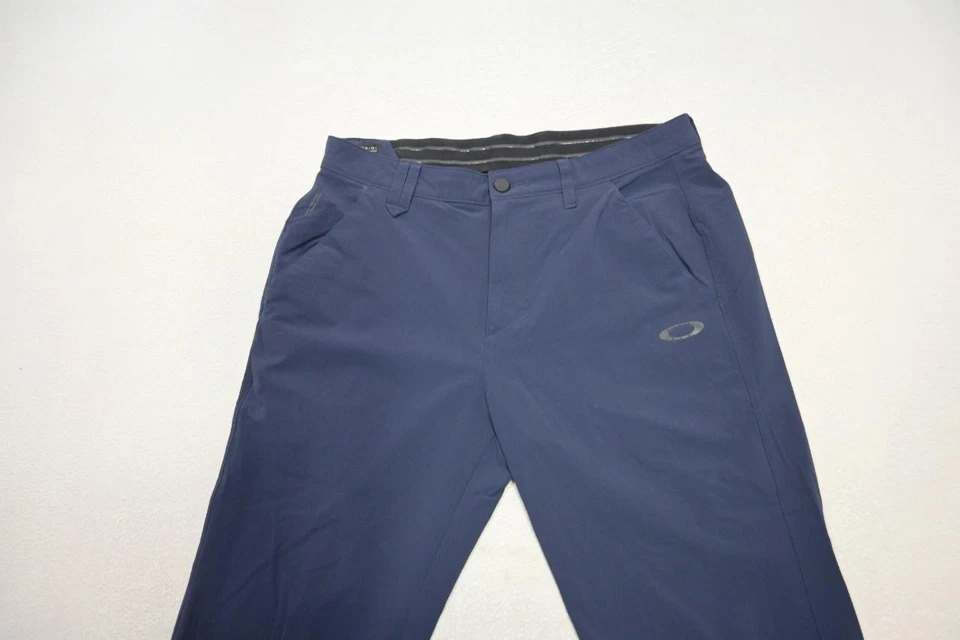 Calça de golfe Oakley azul escuro desempenho elástica plana atlética masculina tamanho 32 x 32 - Imagem 4 de 4