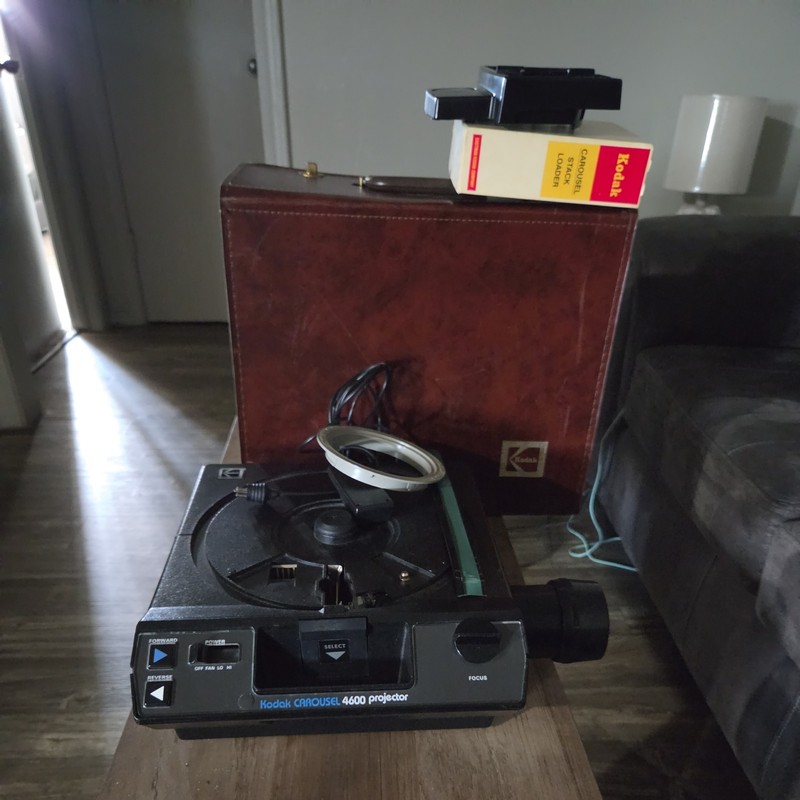 Kodak 4600 Slide Projector with Remote and Case - Excellent Condition